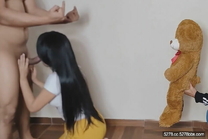 健壯猛男對著無法滿足媳婦性慾的綠帽奴操他騷媳婦還豎起中指侮辱他