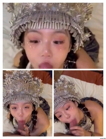 穿著少數民族服裝口交，這舔雞巴的功夫看著實在一絕啊，還幫忙一直深喉含到底！