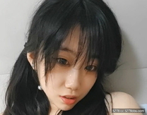 極品微胖大眼妹，全程露臉大秀發騷誘惑，膚白貌美幹淨粉嫩的逼逼誘惑，塞著跳彈抽插自慰，嘟著屁股求操好騷