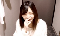 【無修正】露臉美麗苗條的女孩大叔雞巴憤怒活塞拒絶中濃厚白濁種付完了。