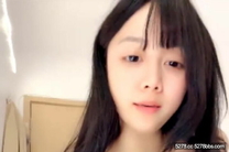 清純的臉蛋宛如三好學生，身材卻前凸後翹，潔白的裸體沒有任何瑕疵，簡直讓人雞巴梆硬！保證是個男人都想幹她