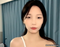 高顔值純情可愛學妹！超級嫩！尺度大！剛剛破處沒多久，小穴肉眼可見的緊，看得雞巴梆硬！這是最後一次直播