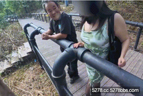 【02月新流】，全網狂人，硬核露出騷女【性感小貓咪】推特付費，公園勾引豁牙大爺，插穴摳穴潮吹，大爺高興的遞根煙