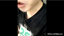 母子**~小哥直播看他媽內褲，水杯裡下藥，掏出奶子猛吸，開檔黑絲肥穴，在廚房一頓操