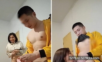 探訪按摩店 小伙與好友一起操城中村熟女姐姐，大屌飢渴難耐，奮力打樁