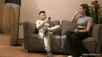 尤物小姐姐說她是空姐 身材真給力 胸部碩大飽滿絕對很多人都想操她，好風騷極品美乳扶著雞巴主動起伏套弄猛幹