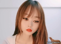 黑絲露臉風騷的小少婦跪舔大哥的雞巴，讓大哥壓在身下無套抽插玩弄騷奶子，直接內射騷逼中出刺激，精彩不斷