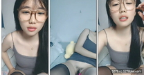 看久了會愛上的美女主播小甜甜，全程露臉絲襪情趣，笑起來很迷人，跳蛋塞逼裏尿尿，道具抽插浪叫呻吟好刺激