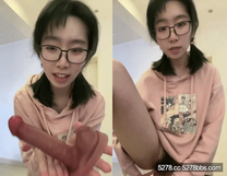 極品反差婊❤️戴眼鏡的騷逼，十個眼睛九個騷，陰毛旺盛，用大玩具插自己的騷逼！