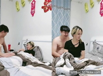 小胖哥趁老婆不在家約炮美女同事換上開檔黑絲各種姿勢啪啪