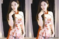 《最新重磅吃瓜》萬元定制，線上女神線下母狗，虎牙博主【聖語abby】福利②，裸舞自慰，爆燃約炮金主，口交啪啪調教