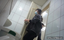 偷拍廁所 女友跟在門外等待的男友渾然不知