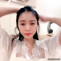 頂級美乳~狂摳雙道具猛插~瘋狂噴水流白漿