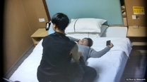 【貴在真實】，賓館近距離偸拍，年輕情侶開房造愛，小夥平時應該健身，紮實打樁，大屁股小妹爽翻了